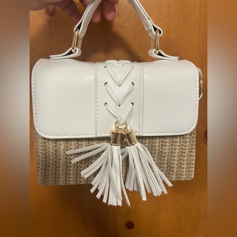 Straw Handbag W/ Wooven Design and Cute Tassle. Summertime Bag 🏖🌴☀️👛